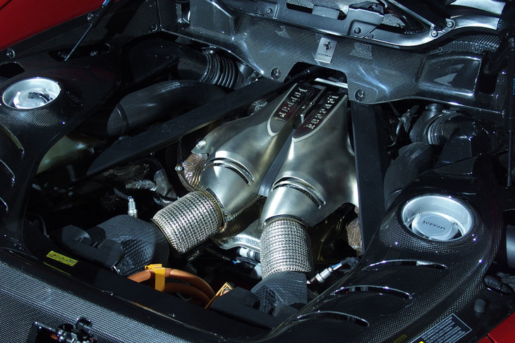 フェラーリ296GTB（エンジンルーム）