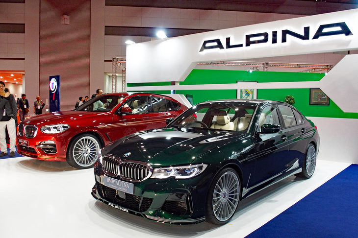 新型「BMWアルピナB3」（右）と「XD4」（左）。