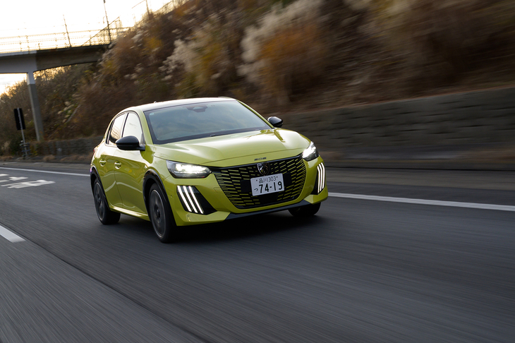 ステランティス グループの1.2リッターマイルドハイブリッドはシステム出力が145PS版と110PS版が存在。「208」には「シトロエンC3」と同じ後者が積まれる。