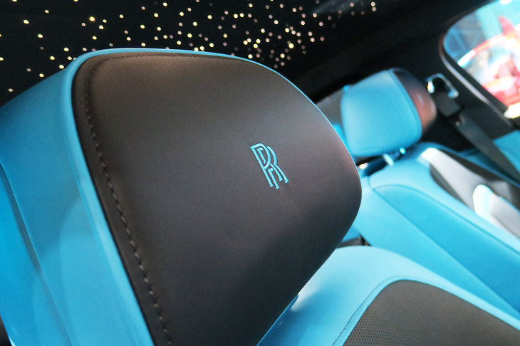 ロールス・ロイス・ブラックバッジ・ゴースト（ヘッドレスト）