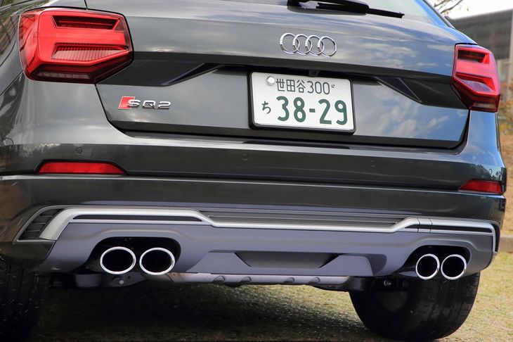 リアビューのアクセントとなっている4本出しのマフラー。サウンドジェネレーターをオフにしても十分にスポーティーな音を奏でる。