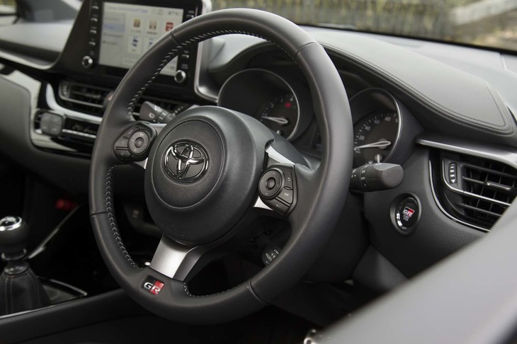 本革巻きのステアリングホイール。3本スポークの小径タイプで、下端には「GR」のエンブレムが装着される。