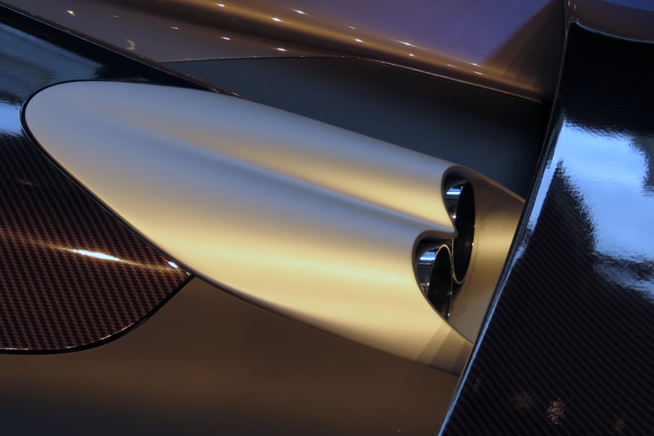 アストンマーティン・ヴァルキリー（マフラー）