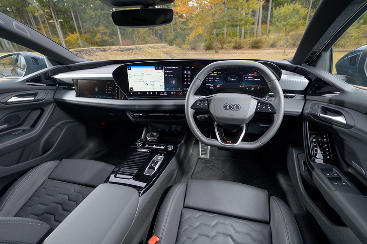 ドライバーを囲むように2枚の大型スクリーンをレイアウトしたインテリアはアウディの上級モデルに共通のスタイル。パッセンジャーディスプレイはオプションの「テクノロジーパッケージ」で選べる。