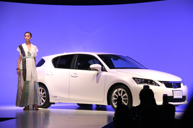 2011年1月に行われた国内発表会に登場したのは、女優の杏さん（写真）。当時レクサスのブランドアンバサダーだった知花くららさんと森 理世さんも登壇し、ステージに華を添えた。