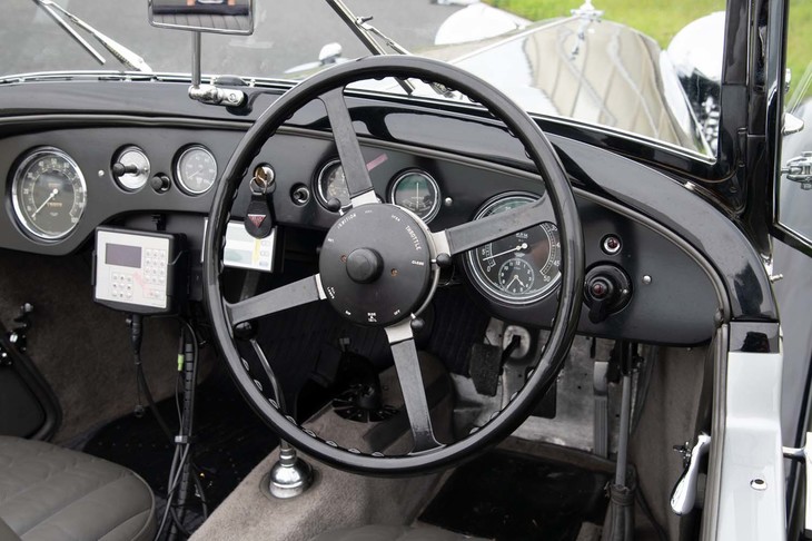 こちらはレストアモデルのステアリングホイール。センターパッドのまわりにスロットルと点火の制御を調整するレバーが付いている。