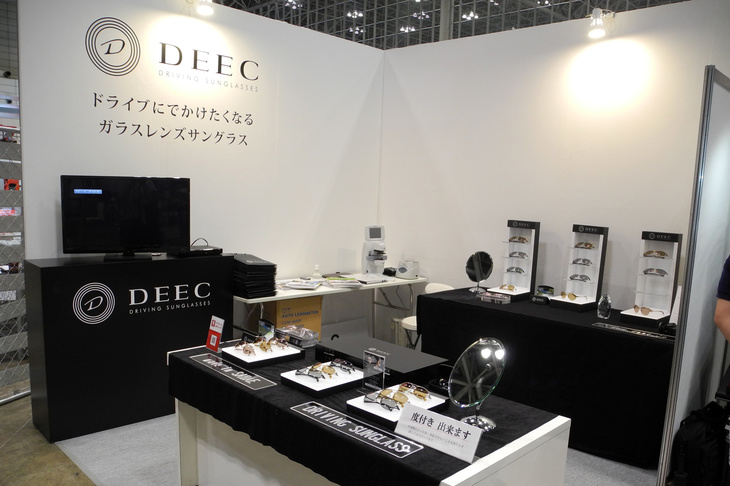 ドライビングサングラスDEECのブース