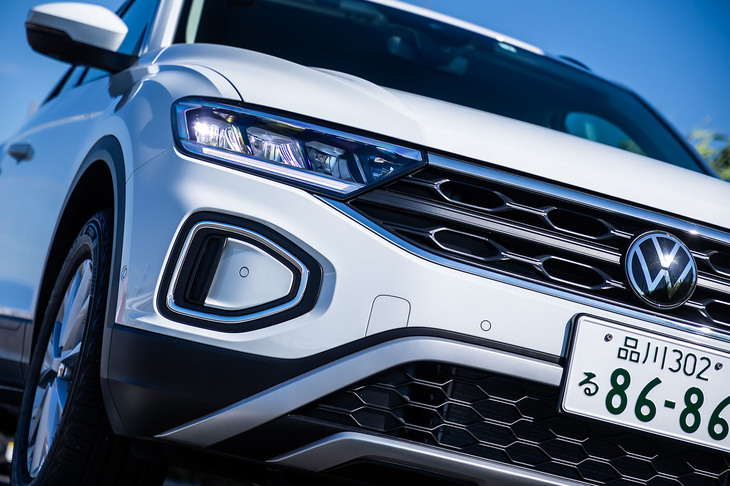 「TSIアクティブ」には、ハイトコントロール機能付きのLEDヘッドランプを標準で装備。ランプユニット下部に備わるデイタイムランニングライトは、ターンシグナルとしても機能する。前後のバンパーデザインがリニューアルされたのも、マイナーチェンジモデルの特徴だ。