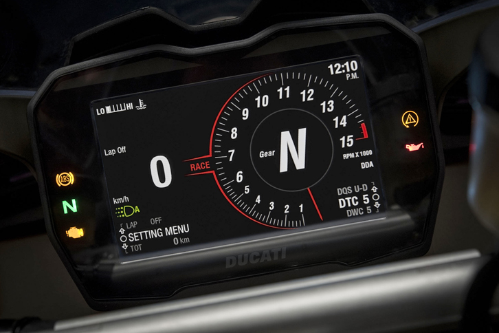 メーターパネルは、5インチのフルカラーディスプレイ。エンジン回転計を中心に、さまざまな車両情報が表示される。