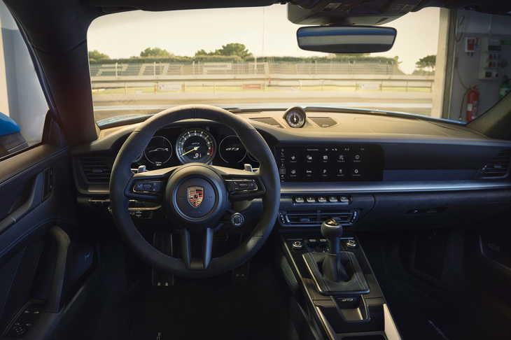 「911 GT3」のインテリア。ハンドル位置は左右から選択できる。