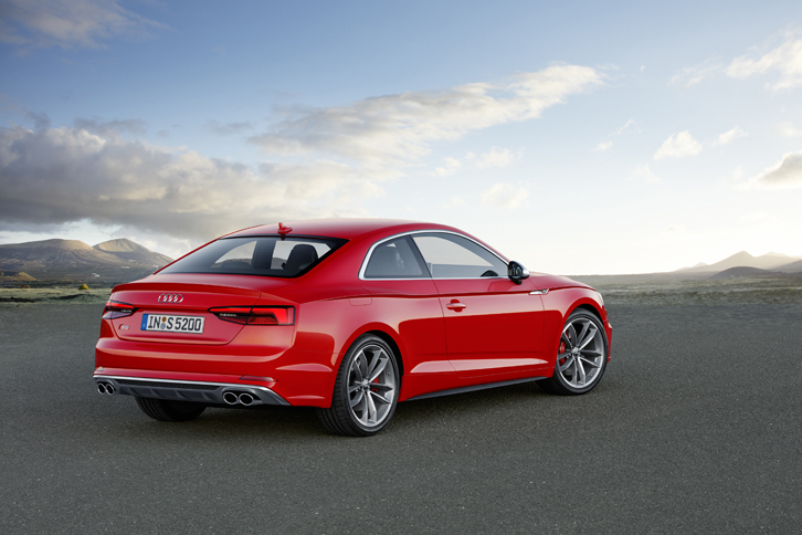 「アウディA5」のリアビュー。