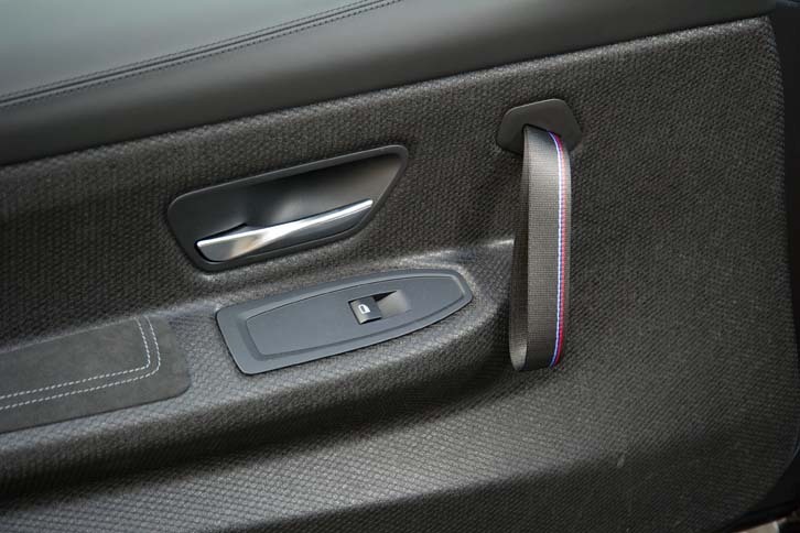 軽量化のため、ドアストラップはループ式を採用。「Mストライプ」のアクセントが施される。