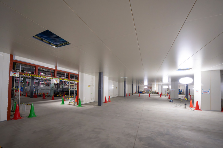 クリーンルームの天井には、清浄な空気を送り込むダクトと吹き出し口が設けられている。