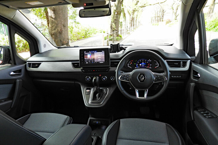 後日撮影した「カングー」のインストゥルメントパネルまわり。この写真のなかに、どれだけの収納が潜んでいることか。国産の実用コンパクト／ミニバンに負けず劣らずの九龍城っぷりであった。