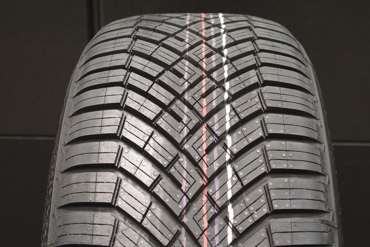 外に向かって開いた方向性のあるオフセットVシェイプパターンとオープンショルダーグルーブを採用する「コンチネンタル・オールシーズンコンタクト2」のトレッドパターン。