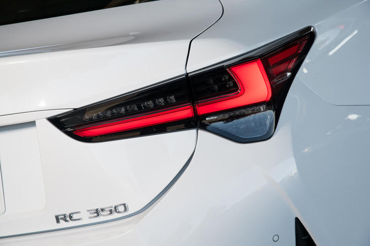 リアコンビランプにも新デザインを採用。よりL字を強調したものとされている。