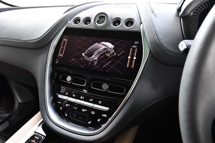 センターの10.25インチディスプレイにオフロード走行時に役立つ傾斜角や前輪の蛇角を表示した様子。上方に見える丸いボタンは、エンジンスターターとシフトセレクター。