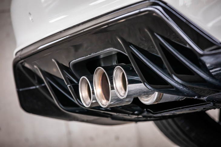 テールパイプフィニッシャーはセンターがもっとも太い3本出し。サイレンサー中央にアクティブエキゾーストバルブ機構を採用し、回転数に応じてバルブ開度がコントロールされるほか、人工音でエキゾーストサウンドを表現するアクティブサウンドコントロールも搭載されている。