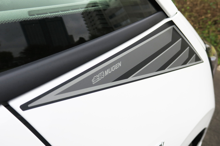 ホンダ・フィットe：HEV RS 無限パーツ装着車（フェンダーデカール）