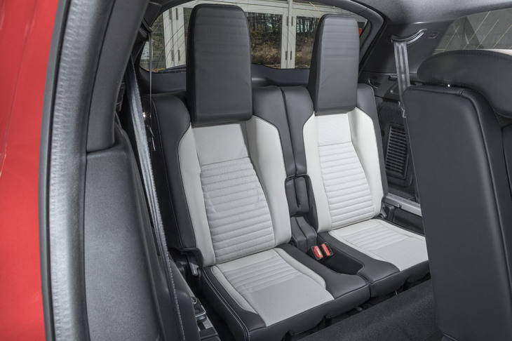 3列目シート使用時の様子。フロアに近い位置に座面があるため、ひざを抱えた格好で座ることになる。