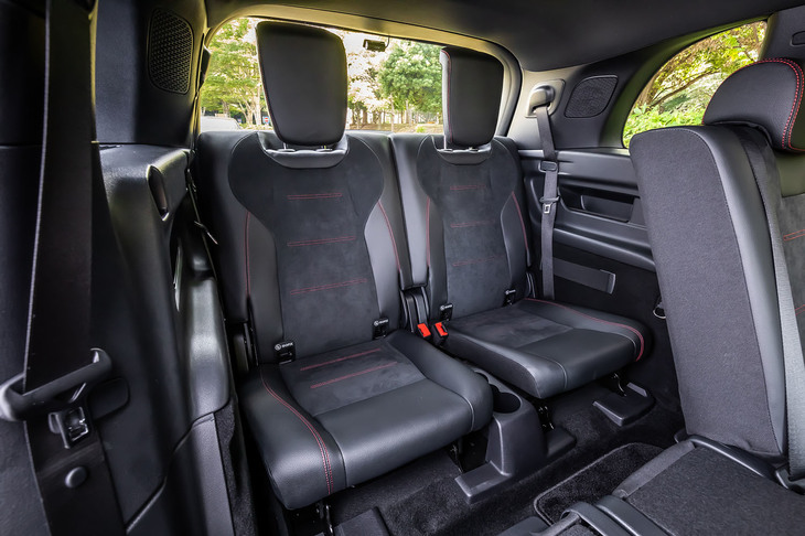 3列目シートは乗車時の安全確保のため、身長165cm以下の乗員のみという使用制限が設けられている。