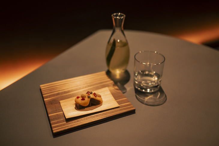 杉板に挟んでつくった羊羹（ようかん）にはあんずのペーストがたっぷり。グリーングレープとクランベリー、実山椒（みざんしょう）がトッピングされている。