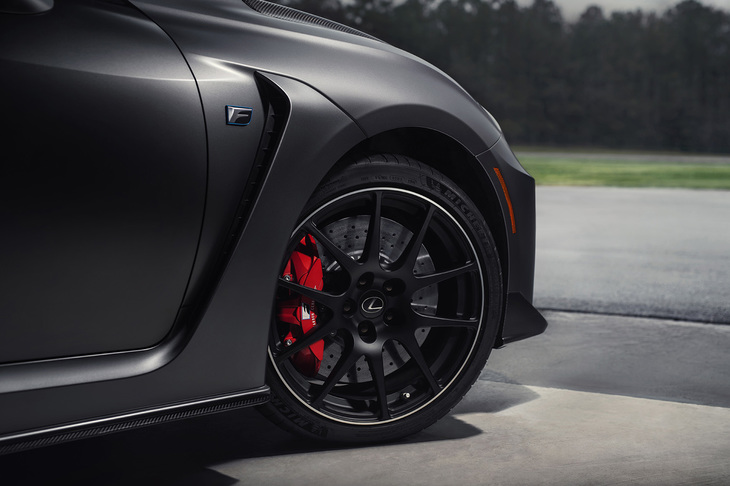 「レクサスRC F“パフォーマンスパッケージ”」ではカーボンセラミックブレーキと専用の軽量アルミホイールを採用している。