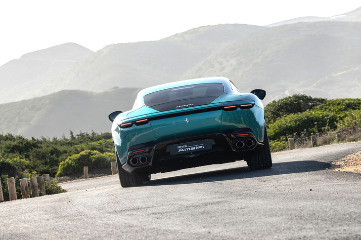 「アマルフィ」の燃料タンクの容量は80リッター。約8.9km/リッターという燃費（公表値）をもとに計算すると、一給油で700kmほど走れることになる。