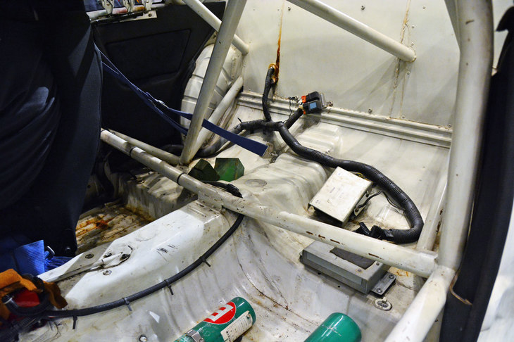 車内に張り巡らされたロールバー。保安部品の組み付けによるボディー剛性の変化を体感したことは、「R33」や「R34」の車体開発に役立てられたという。