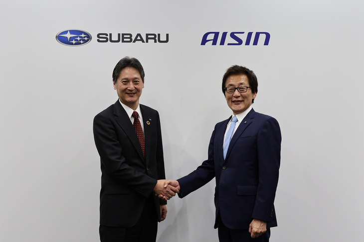 スバルとアイシンは2024年3月12日、スバルの次世代電気自動車に搭載する駆動ユニット「eAxle」を共同開発・分担生産すると発表した。写真左はスバルの代表取締役社長 大崎 篤氏、同右はアイシンの取締役社長 吉田守孝氏。