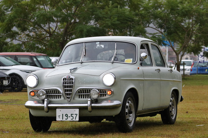 「アルファ・ロメオ・ジュリエッタ ベルリーナ」。1955年に登場した、アルファ初の小型セダン。1.3リッター直4 DOHCエンジンを搭載。