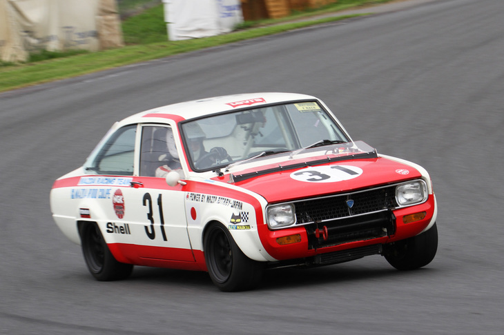 Fレースに出走した1968年「マツダ・ファミリア ロータリークーペ」。1970年スパ・フランコルシャン24時間を戦ったワークスマシンを模している。