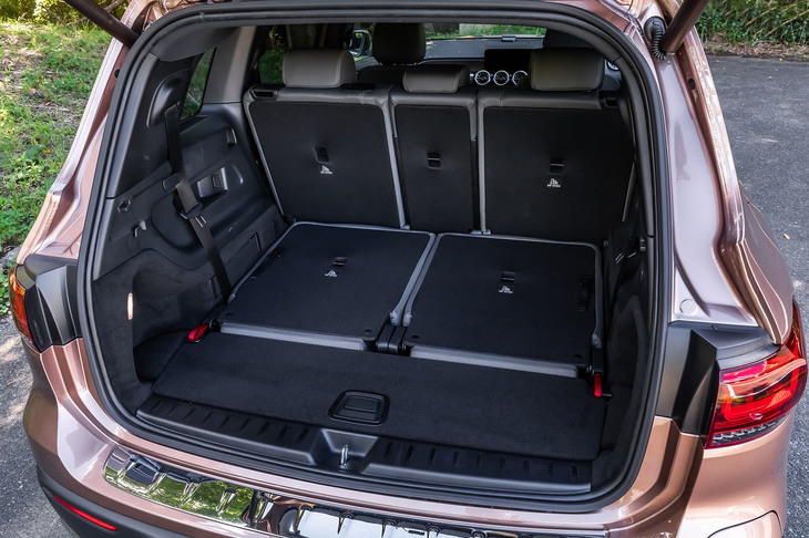3列目シートを前方に倒した5人乗車時の荷室容量は465リッター（2列目バックレストの高さまでで計測）。荷室幅は1040mm、奥行きは最大で1060mmとなる。さらに2列目シートの背もたれを前方に倒すと、荷室容量を最大で995リッター（前席バックレストの高さまでで計測）まで拡大できる。