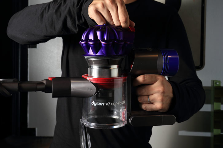 ゴミ捨てがワンタッチでできるのも、「Dyson V7 Car＋Boat」の特長のひとつ。本体上部のレバーを引き上げると底部のふたが開き、すべてのゴミが一気に放出される。本体内部にはゴミが残留しない構造で、メンテナンスも容易になっている。