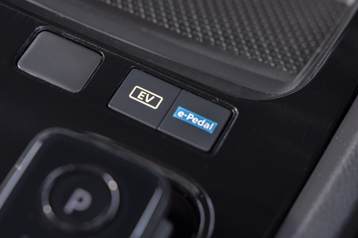 ワンペダルドライブをうたう「eペダルステップ」のスイッチはシフトセレクターの前方に。回生と油圧のブレーキを協調制御するため、作動時にはブレーキペダルが引き込まれ、フットブレーキで制動を強めようとしたときにペダルストロークがほとんどないということがあった。下り坂ではご注意を。
