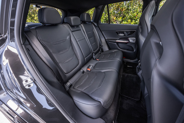 前席と同様となるデザインモチーフの表皮で仕立てられた後席。座面から天井までの高さは1005ｍｍで、大人がゆっくりとくつろげるスペースが確保されている。背もたれには40：20：40の分割可倒機構が組み込まれている。