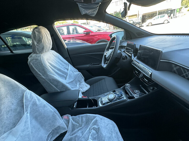 「MG3ハイブリッド＋」のインテリア。ADASや360°カメラが標準で装備されている。