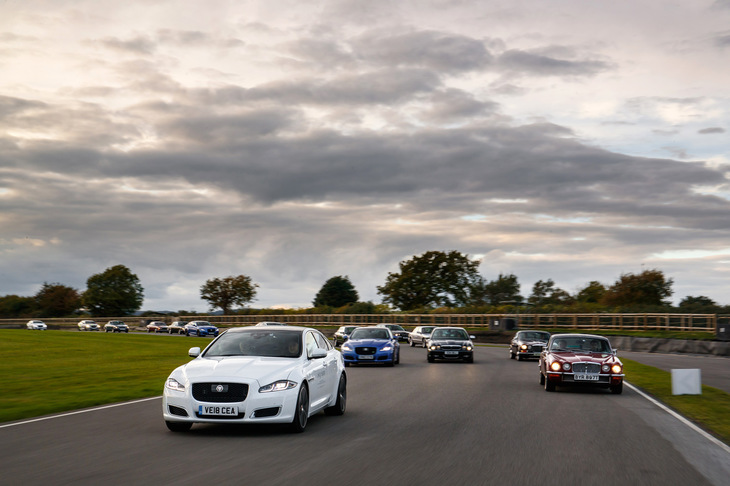 グッドウッドサーキットを走る、歴代「ジャガーXJ」。