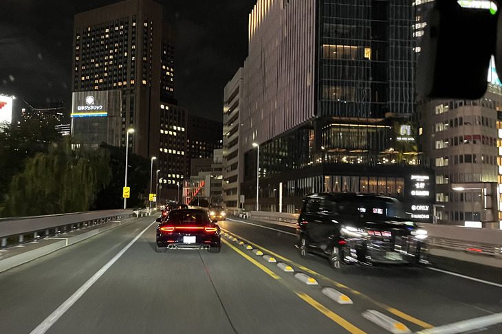 首都高・八重洲線でイナズマのように左側から追い越していった「ポルシェ911」。991型の一文字テールなので「カレラ4」系だろう。KK線経由で都心環状線に出たあと、その背後に食らいついた。外回りの“ゆうこりん”コーナー手前でインを差せそうな場面もあったが、オトナなので自制した（笑）。