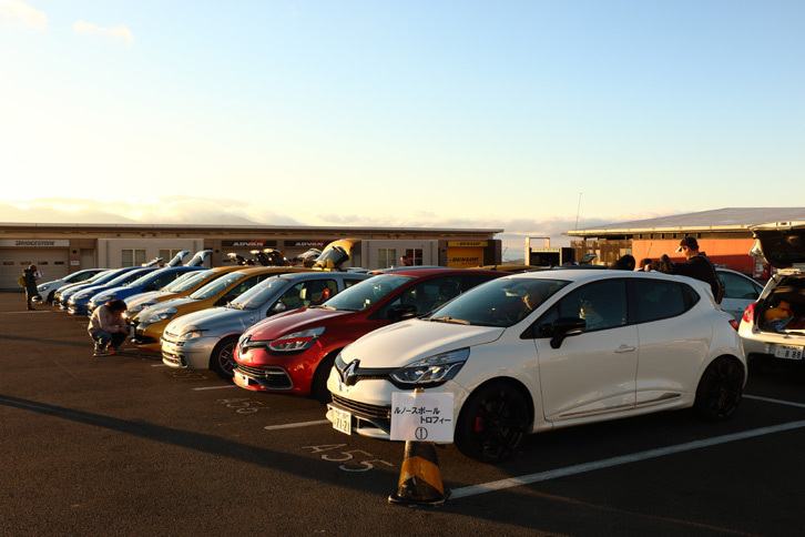 サーキット走行に向けて早朝から準備に取り掛かるルノースポールのユーザーたち。今年はスポーツ走行の「ルノー・スポール トロフィー」とパレードランの「オール ルノー・ラン」が実施された。