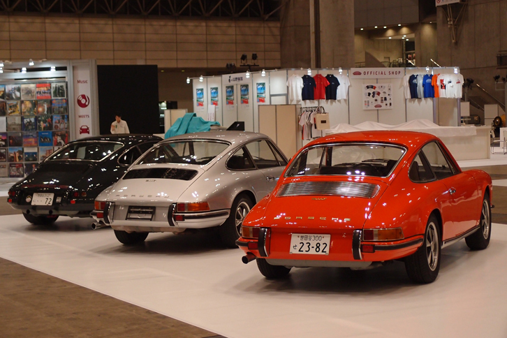 クラシックな「ポルシェ911」が並ぶ、THE GARAGE WORKSのブース。