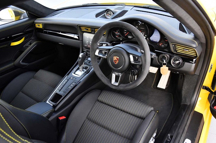 試乗車のインテリアは、レーシングイエローの差し色でドレスアップされていた。アルカンターラ仕上げのステアリングホイールとシフトレバーはセットで14万円のオプション。