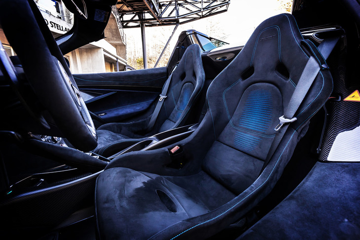 カーボンシェル構造で軽量化が図られたバケットシート。試乗車では、ドアトリムやダッシュボードなどと同じ「ブラック＆ミッドナイトブルーアルカンターラ」の表皮で仕立てられていた。