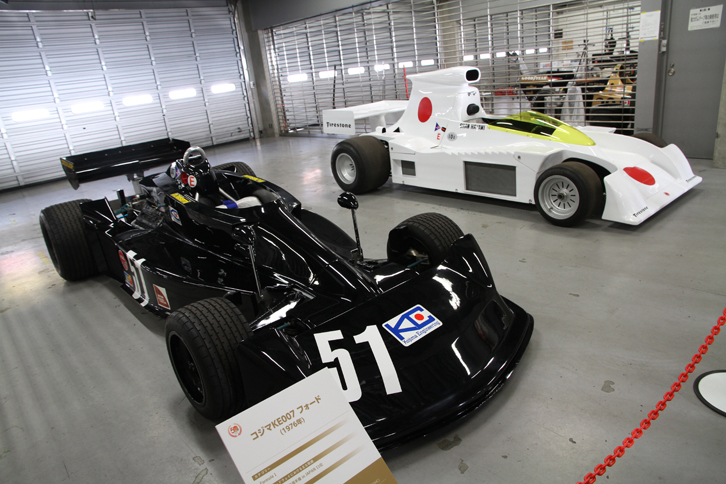 残念ながら出走しなかった2台の日本製F1。左は1976年のF1世界選手権イン・ジャパンに長谷見昌弘のドライブで参戦した「コジマKE007」。1回目の予選で4位となりF1村の住人を驚かせ、2回目の予選でポールポジションを狙ってタイムアタック中にサスペンショントラブルでクラッシュし大破。奇跡的に修復を終えて決勝に出走したものの、本来の走りにはほど遠く11位に終わった。右は1974年にデビューした、国産初のF1マシンである「マキF101」。本選出走はかなわなかった。
