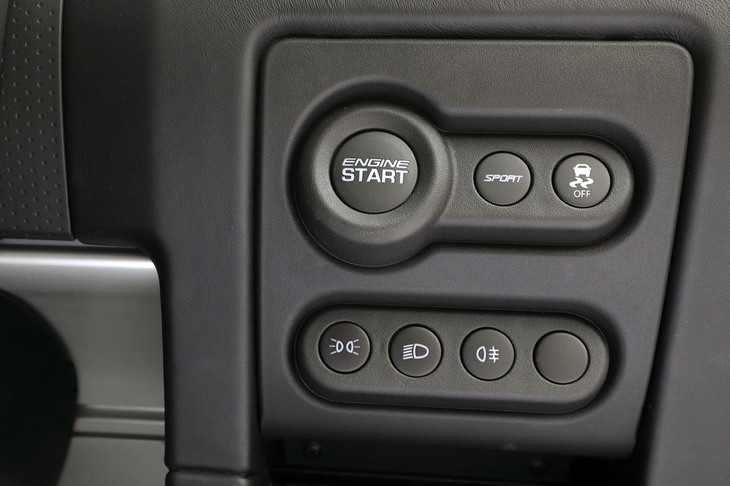 ダッシュボード右側の操作パネルに組み込まれた「ロータス・ダイナミックパフォーマンスマネジメント（Lotus DPM）」のスイッチ。「DRIVE」「SPORT」「ESP OFF」の3つのモードが用意されている。