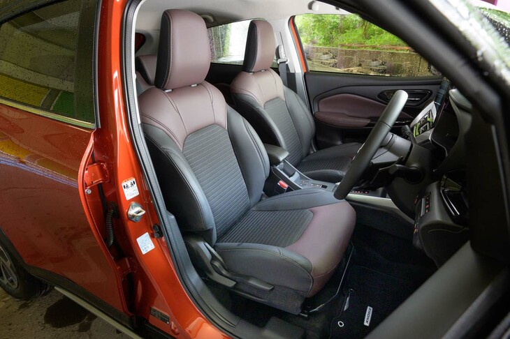 シート表皮は合皮とファブリックのコンビタイプ。長時間の運転でも疲れにくいよう、前席はホールド性、サポート性、フィット性を重視した設計となっている。