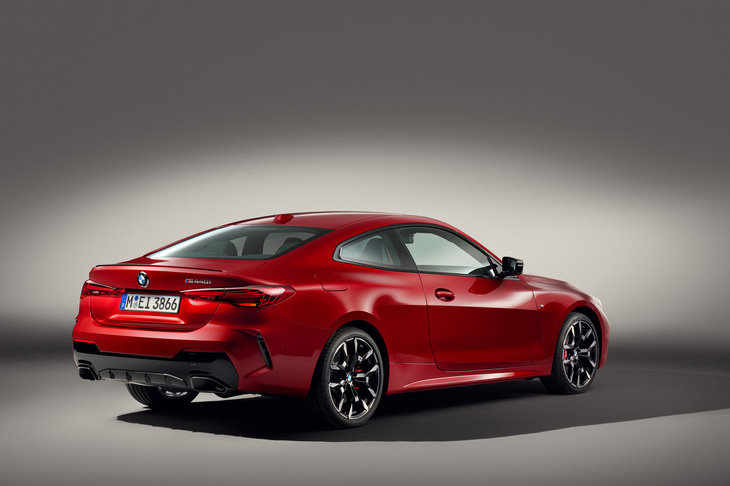 「M440iクーペxDrive」のリアビュー。赤で塗装された「Mスポーツブレーキ」と、黒で塗装されたリアスポイラーを標準装備としている。