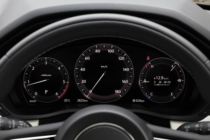 「XD／Sパッケージ」以外のグレードに装備される、12.3インチのフル液晶メーター。「XD」以外のグレードでは、フロントガラス照射タイプのカラーヘッドアップディスプレイも装備される。