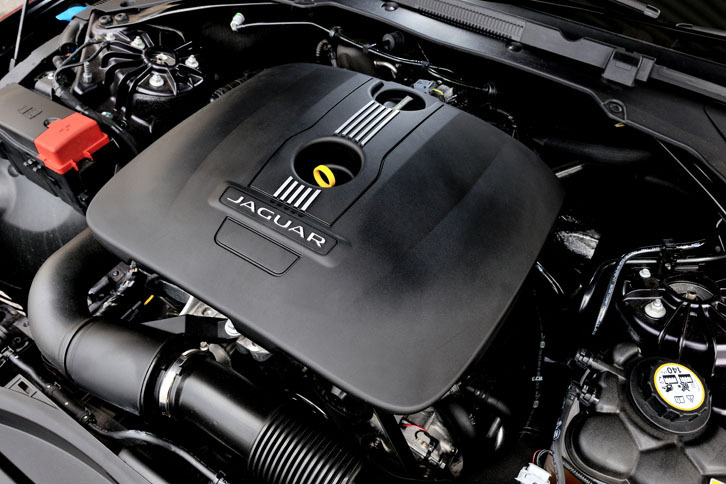 車名としては「25t」を名乗るが、この直4ガソリンエンジンの実排気量は1998cc。240psと34.7kgmを発生する。JC08モード燃費は11.4km/リッター。