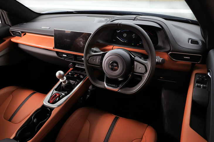 各部に上質なナッパレザーやスエード調表皮が張られたインテリアの質感は、これまでのロータス車とは隔世の感がある。装備も充実しており、エアコンやオーディオはもちろん、Apple CarPlayやAndroid Autoに対応したインフォテインメントシステムも用意される。